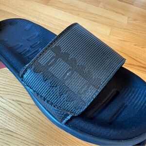 Under Armour black slides sandals UA slip on sandals youth boys size 5 5Y lines